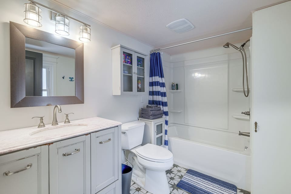 17 Mi to Ski Slopes! Retreat Near Lake Michigan Cottage in Frankfort