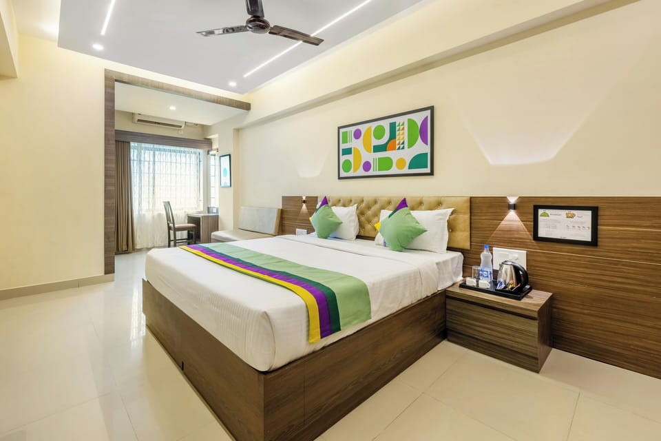 Deluxe Room | In-room safe, desk, iron/ironing board, rollaway beds