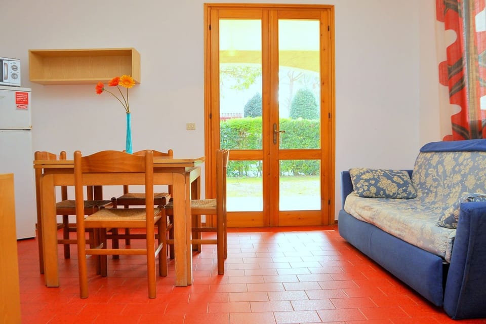 Apartment, 2 Bedrooms, Balcony, Garden View | Living room
