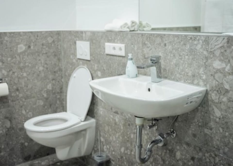 Design Room | Bathroom | Shower, rainfall showerhead, free toiletries, heated floors (bathroom)