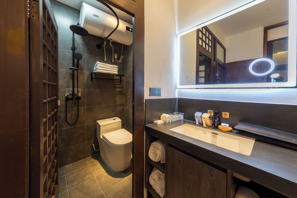 Signature Double Room | Bathroom | Shower, rainfall showerhead, free toiletries, hair dryer