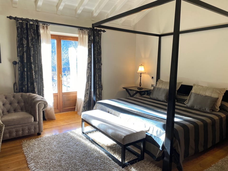 Deluxe Suite | In-room safe, desk, free WiFi, bed sheets
