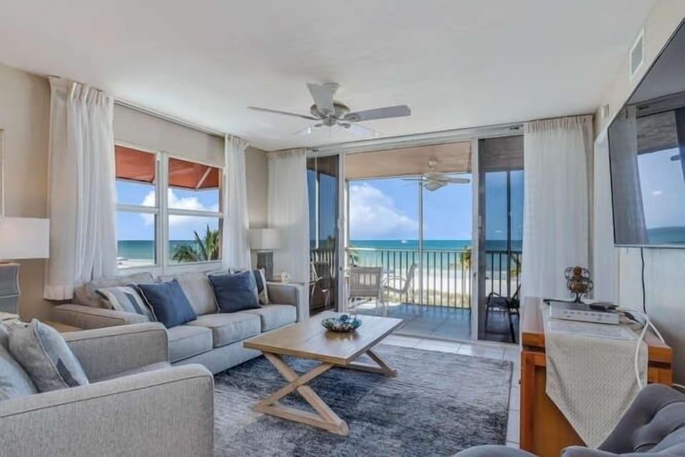 Condo, 2 Bedrooms | Living area