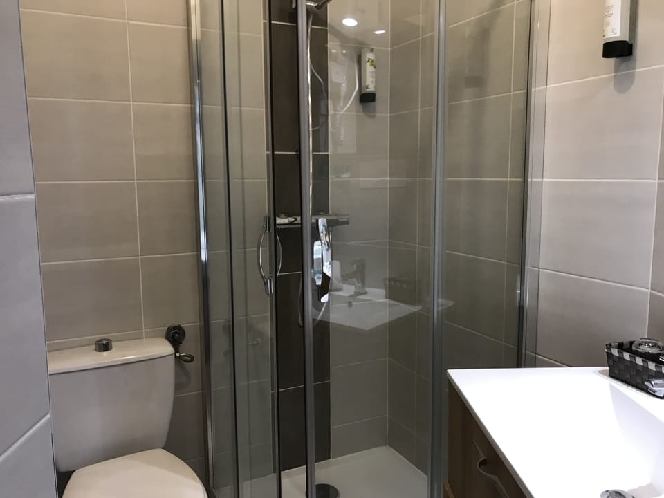 Comfort Double Room, 1 Double Bed, Valley View | Bathroom | Free toiletries, hair dryer, towels