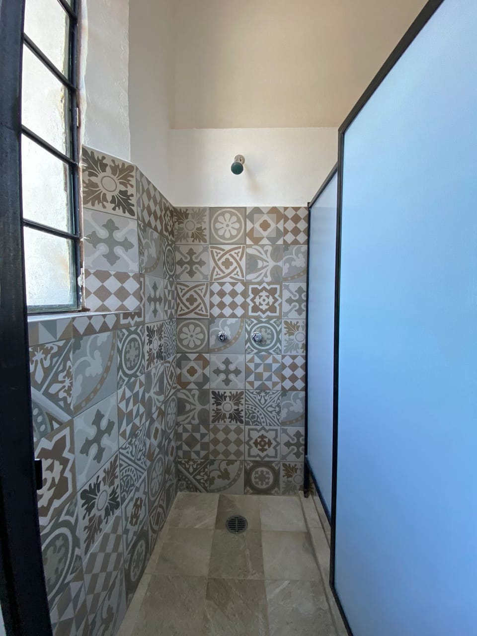 Shower, rainfall showerhead, free toiletries, hair dryer
