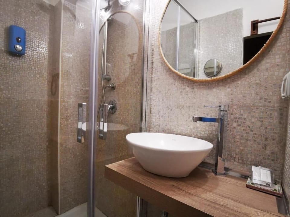 Design Room, Private Bathroom | Individually furnished, desk, cribs/infant beds, free WiFi
