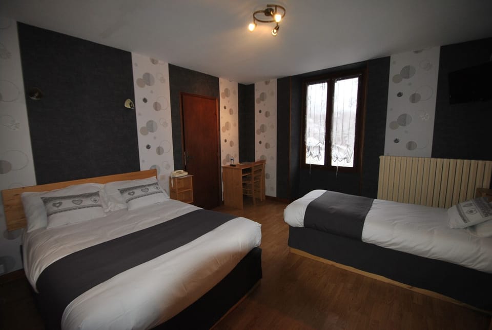 Standard Triple Room | Desk, free cribs/infant beds, free WiFi
