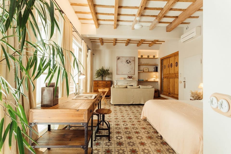 Suite, Patio | Living area | 32-inch flat-screen TV with satellite channels, TV, fireplace