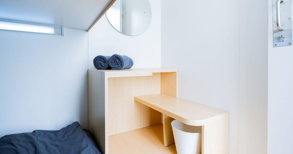 sky double | Desk, laptop workspace, soundproofing, free WiFi