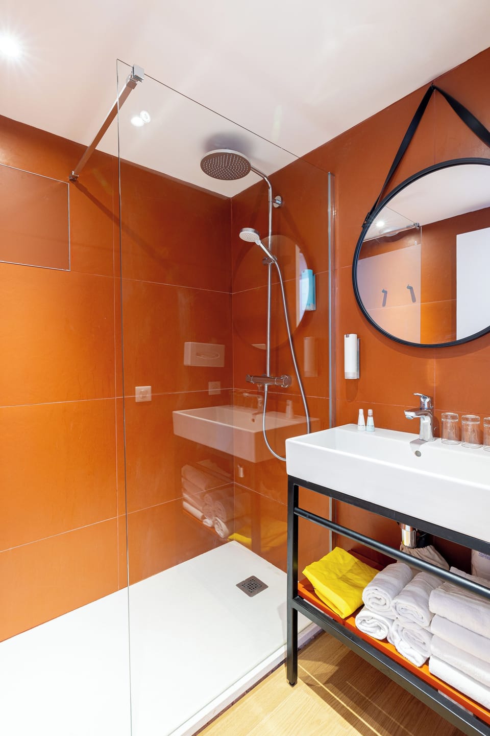 Shower, rainfall showerhead, free toiletries, hair dryer