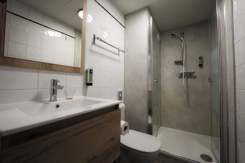 Comfort Double Room | Bathroom | Hair dryer, towels, soap, shampoo