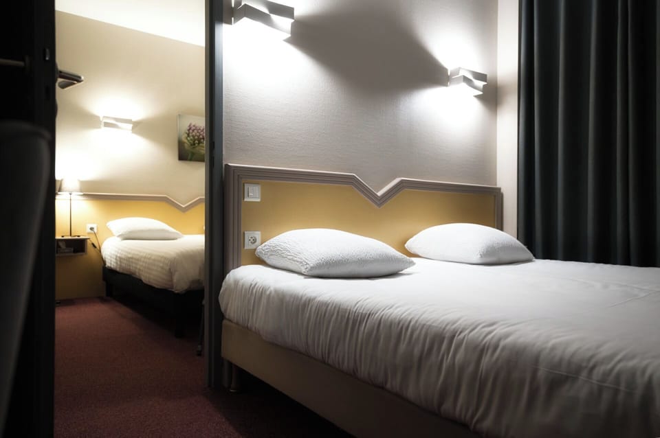 Comfort Quadruple Room | Desk, laptop workspace, soundproofing, WiFi (free)