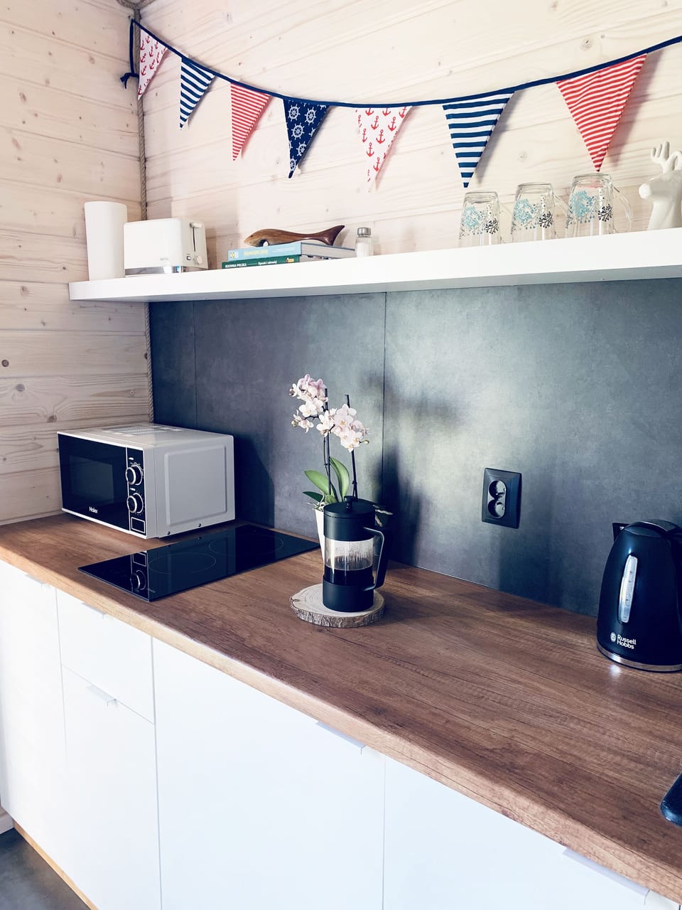 Cottage | Private kitchen | Mini-fridge, microwave, coffee/tea maker, electric kettle