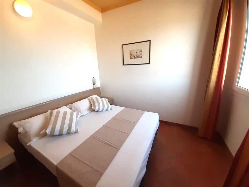 In-room safe, desk, soundproofing, iron/ironing board