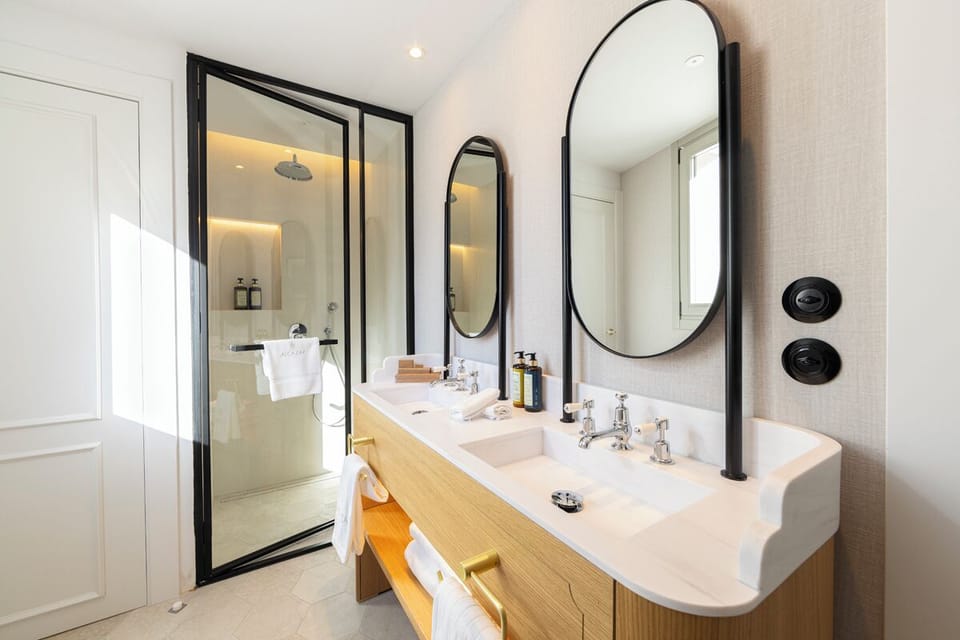 Junior Suite, Balcony, City View | Bathroom | Shower, rainfall showerhead, designer toiletries, hair dryer