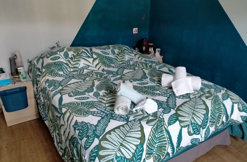 Standard Room | 1 bedroom, laptop workspace, blackout drapes