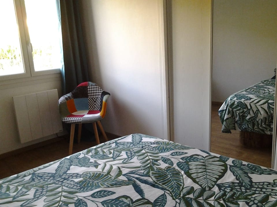 Standard Room | 1 bedroom, laptop workspace, blackout drapes
