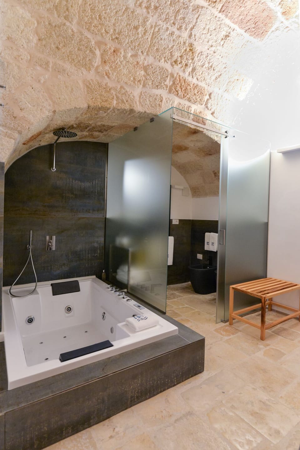 Deluxe Room | Bathroom | Slippers