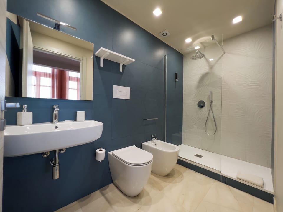 Exclusive Studio Suite, Sea View | Bathroom | Shower, rainfall showerhead, free toiletries, hair dryer