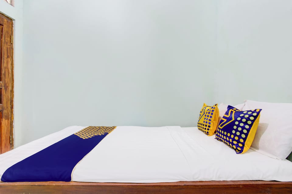 Basic Double Room | Free WiFi, bed sheets