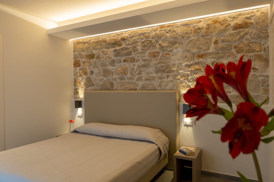 Standard Double or Twin Room | In-room safe, desk, blackout drapes, soundproofing