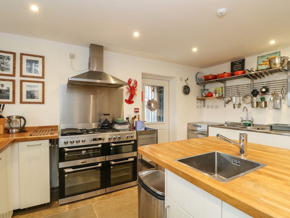 Cottage | Private kitchen | Dishwasher, electric kettle, toaster, cookware/dishes/utensils