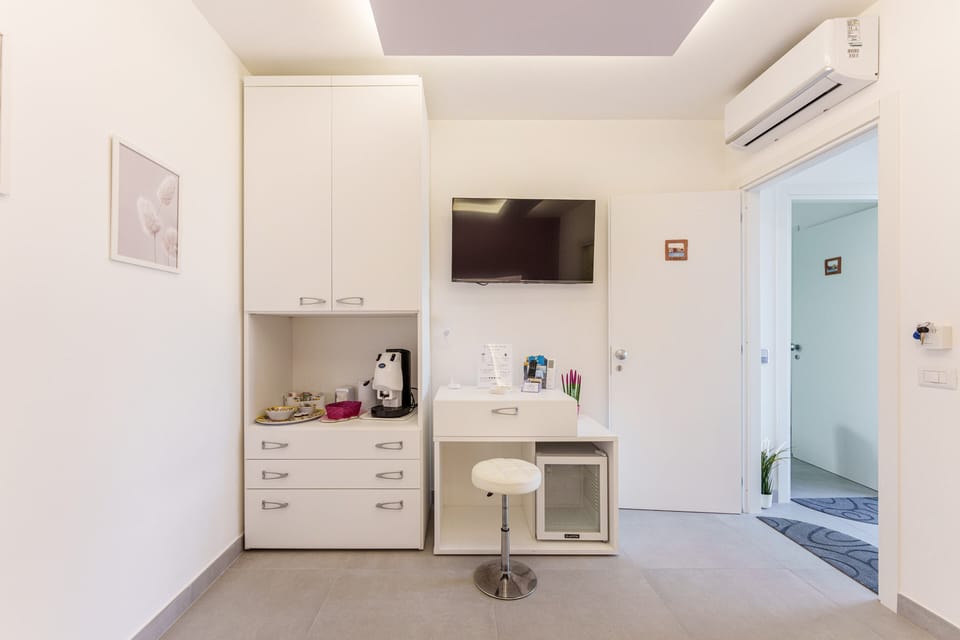 Standard Room | Desk, WiFi (free), bed sheets