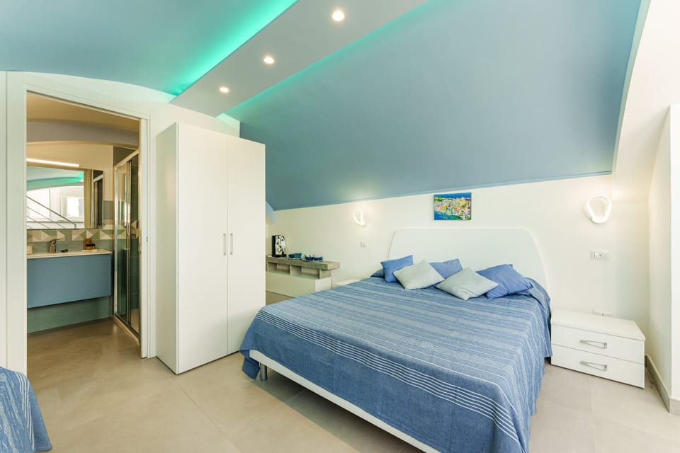 Superior Triple Room | Desk, WiFi (free), bed sheets