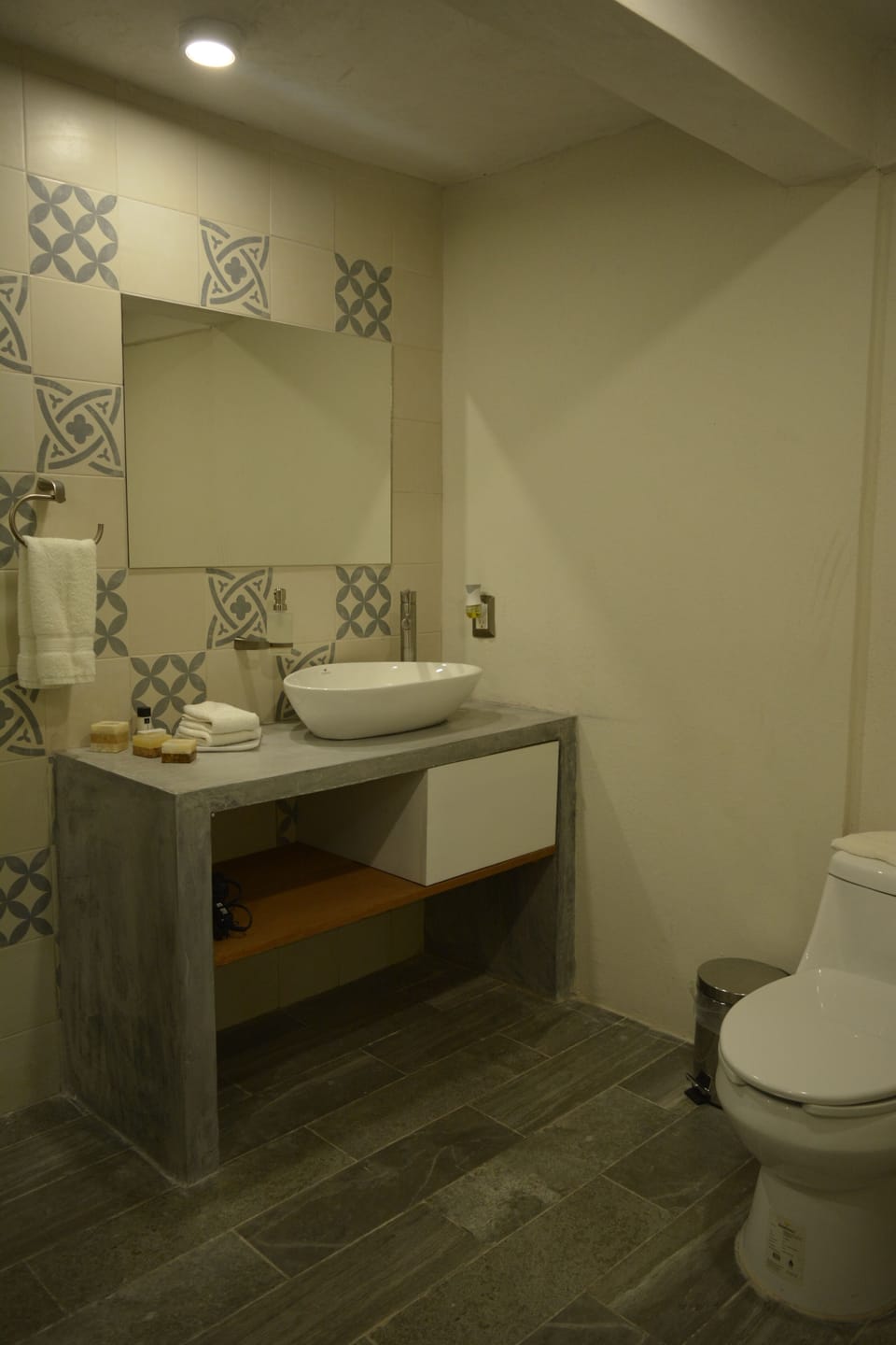 Standard Suite | Bathroom | Shower, rainfall showerhead, hair dryer, towels