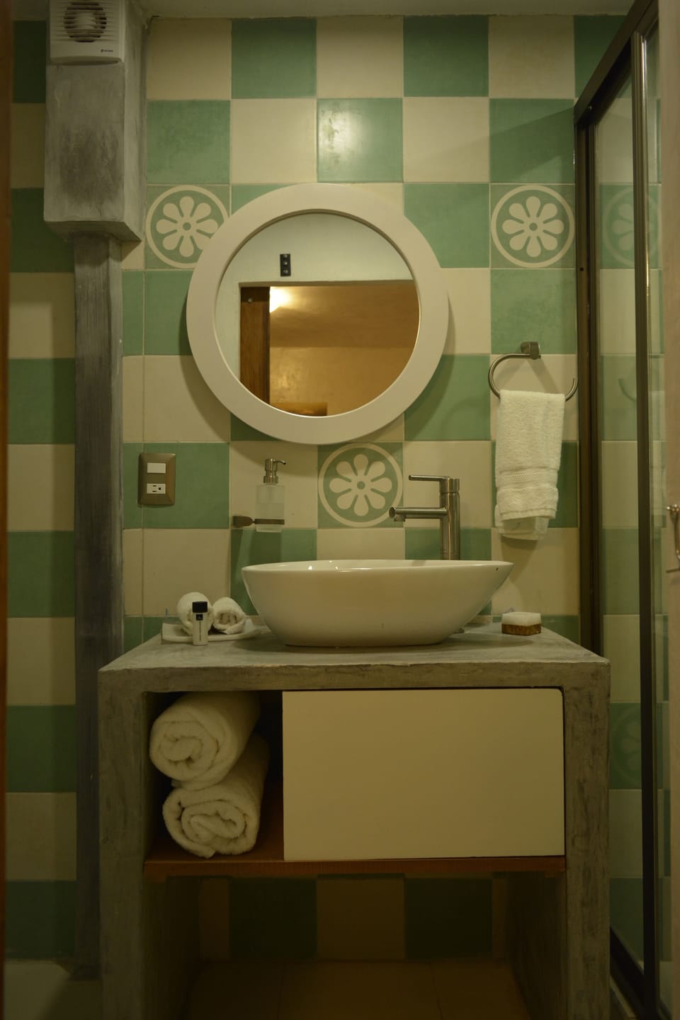 Standard Double Room | Bathroom | Shower, rainfall showerhead, hair dryer, towels