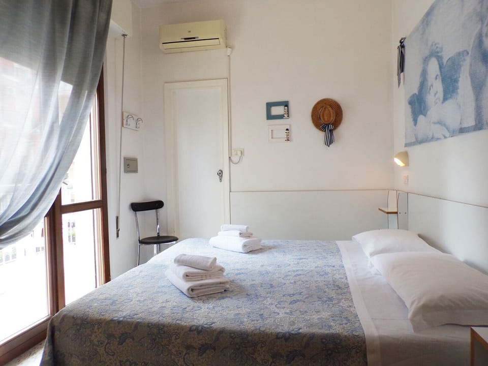 1 bedroom, desk