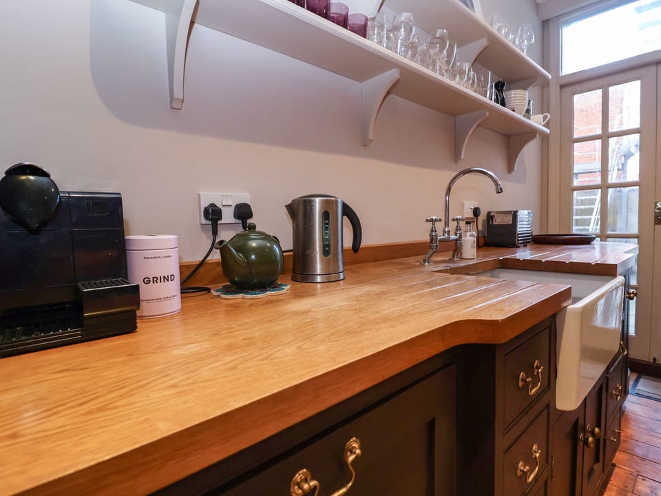 Dishwasher, electric kettle, toaster, cookware/dishes/utensils