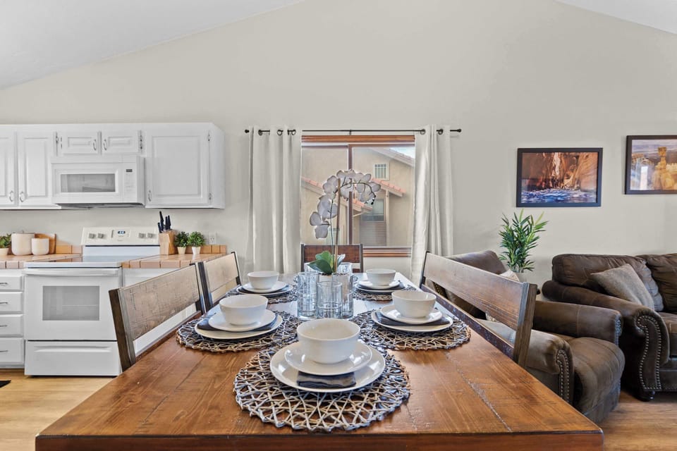 Condo, 1 Queen Bed with Sofa bed, Balcony, Mountain View (Hikers Hideaway) | Dining