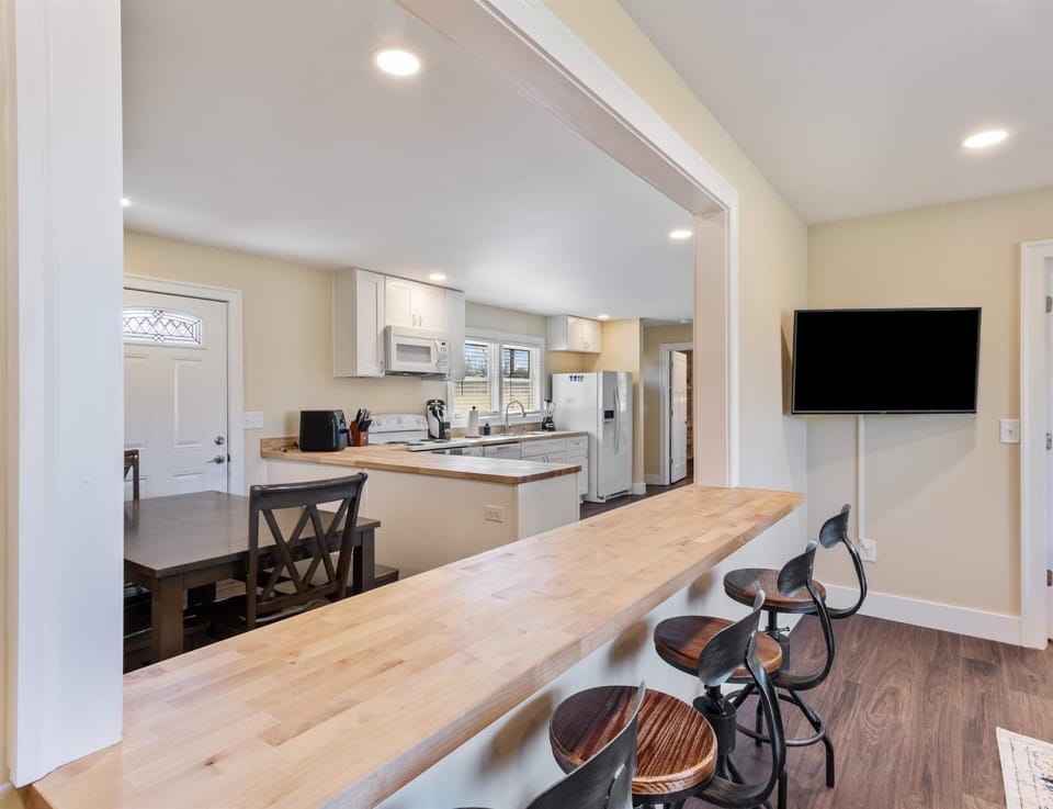 House, Multiple Beds, Fireplace, Garden View | Private kitchen | Coffee/tea maker, fridge, microwave, oven