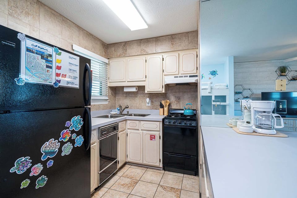 Studio Suite, Multiple Beds, Hot Tub | Private kitchen | Fridge, microwave, oven, stovetop