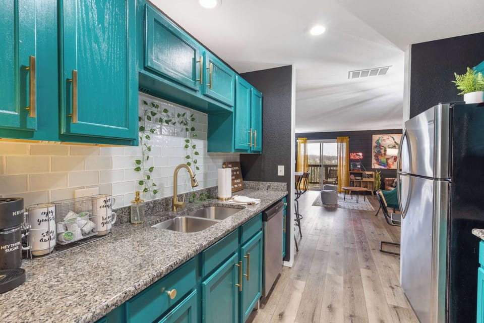 Condo, Multiple Beds, Balcony, Mountain View (Marilyn’s Modern Hideaway) | Interior