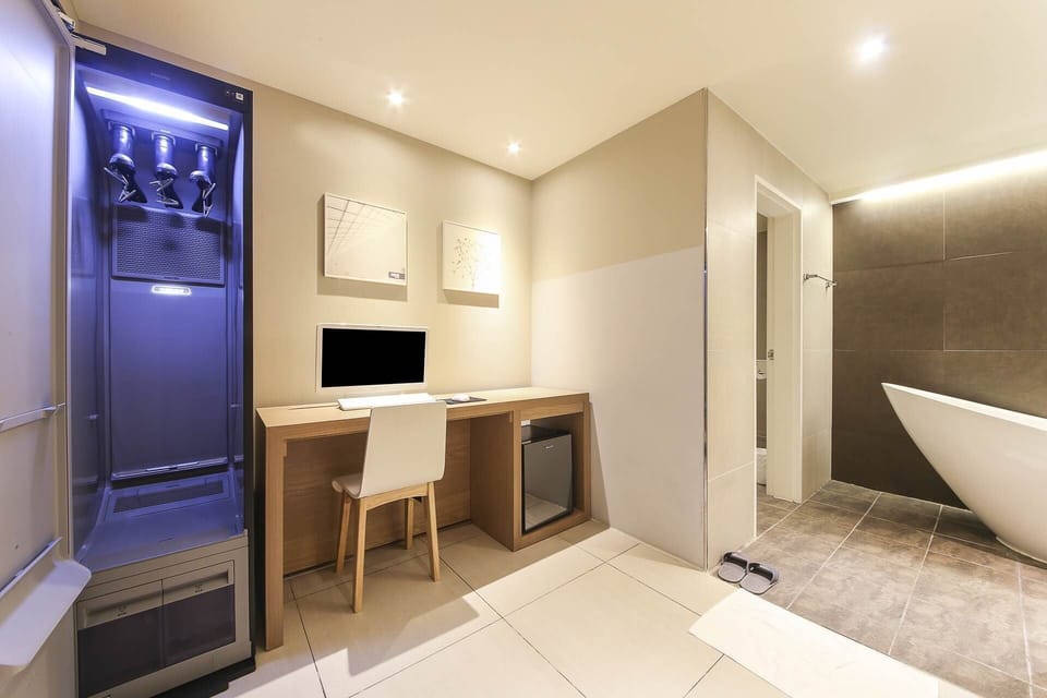 Suite | Free WiFi, bed sheets