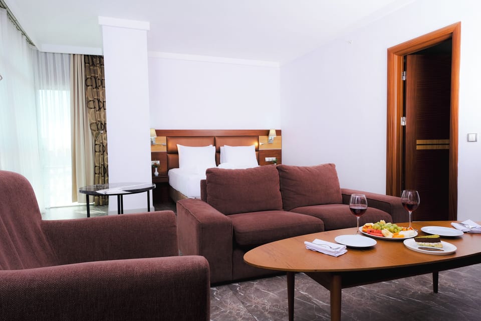 Comfort Studio Suite | Living area | Flat-screen TV, heated floors