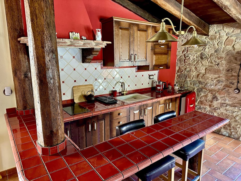 Superior Apartment, 1 Queen Bed with Sofa bed, Ensuite, Garden View | Private kitchen | Electric kettle