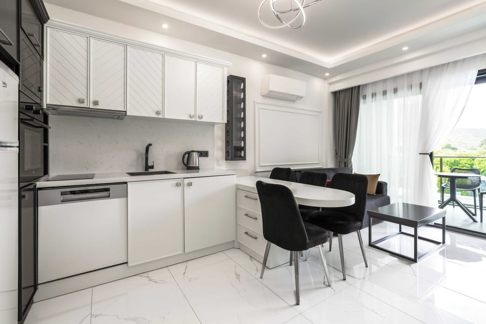 Basic Room | Private kitchen | Fridge, microwave, oven, stovetop