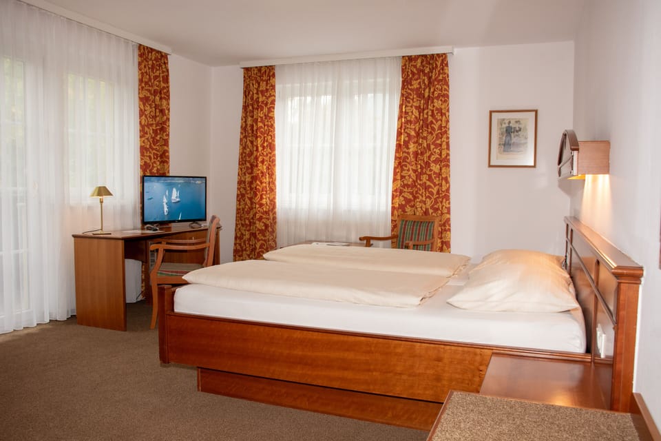 Basic Room | In-room safe, individually decorated, individually furnished, desk