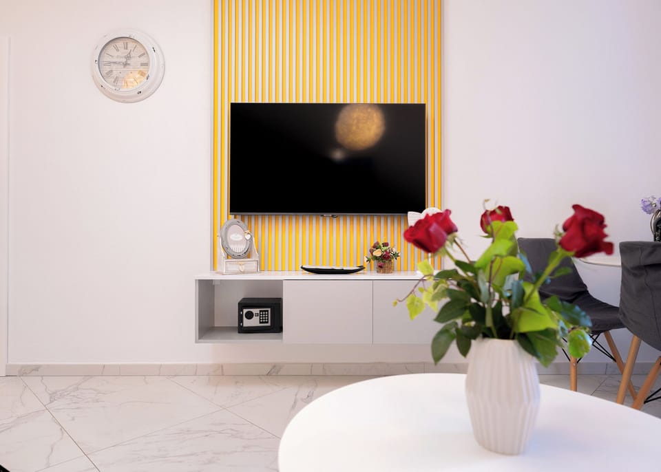 Pool in the City Centre | Living area | Flat-screen TV, Netflix, streaming services