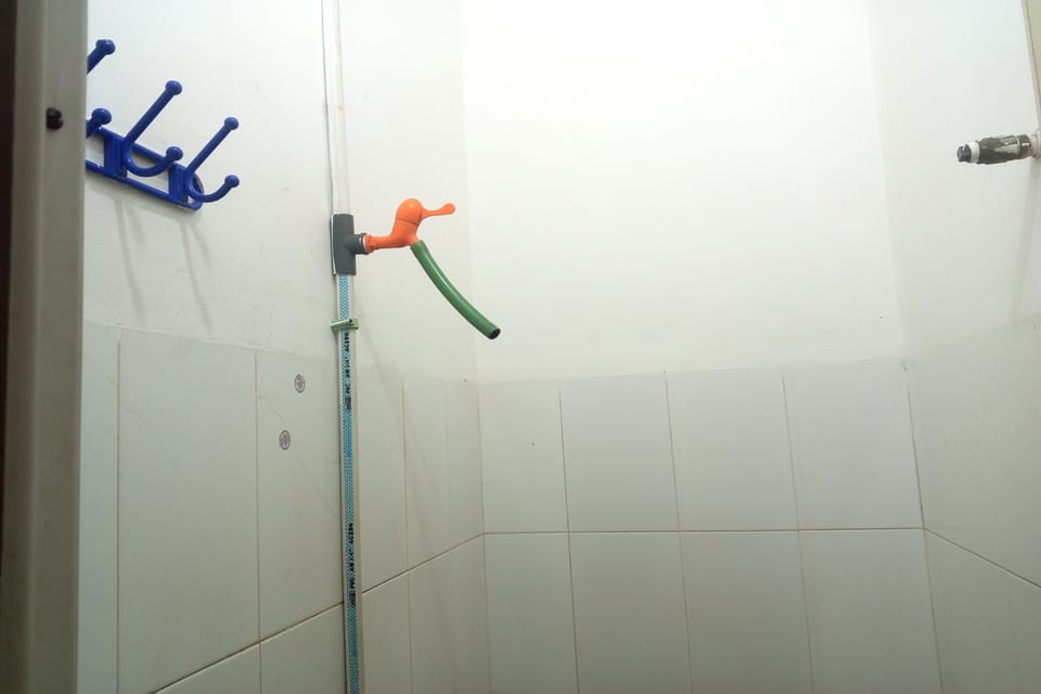 Economy Twin Room | Bathroom | Shower, rainfall showerhead, towels