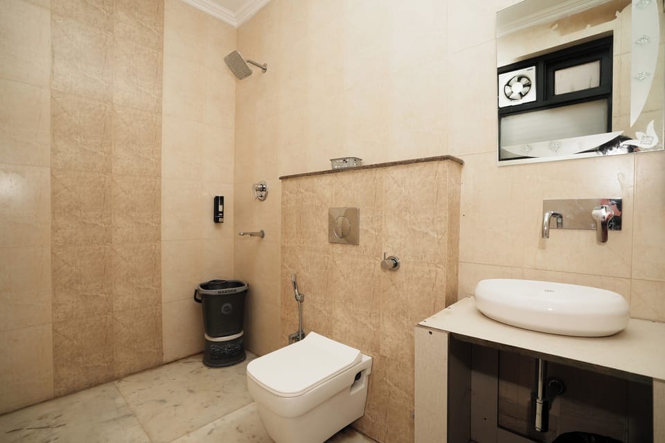 Deluxe Double Room | Bathroom | Shower, free toiletries, hair dryer, slippers
