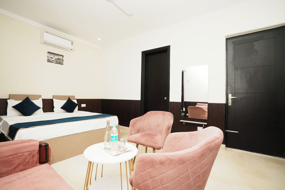 Deluxe Double Room | Desk, rollaway beds, free WiFi, bed sheets