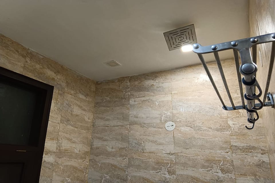 Classic Double Room | Bathroom | Shower, rainfall showerhead, free toiletries, hair dryer