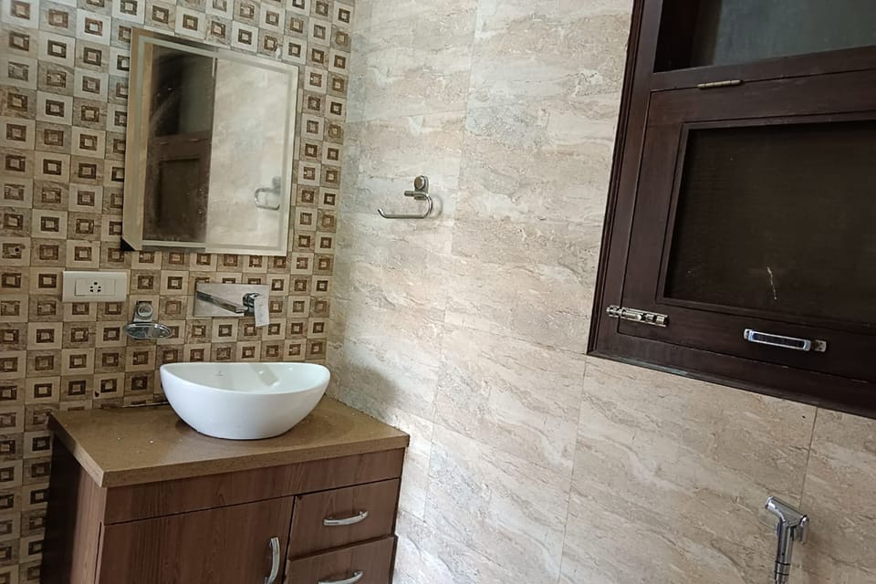Classic Double Room | Bathroom | Shower, rainfall showerhead, free toiletries, hair dryer