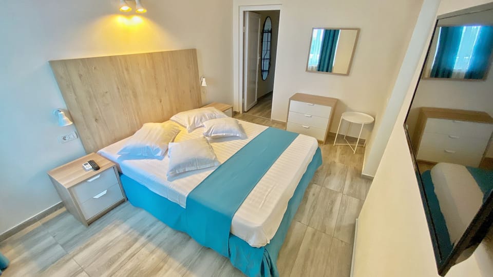 Junior Apartment, Balcony | Minibar, desk, bed sheets