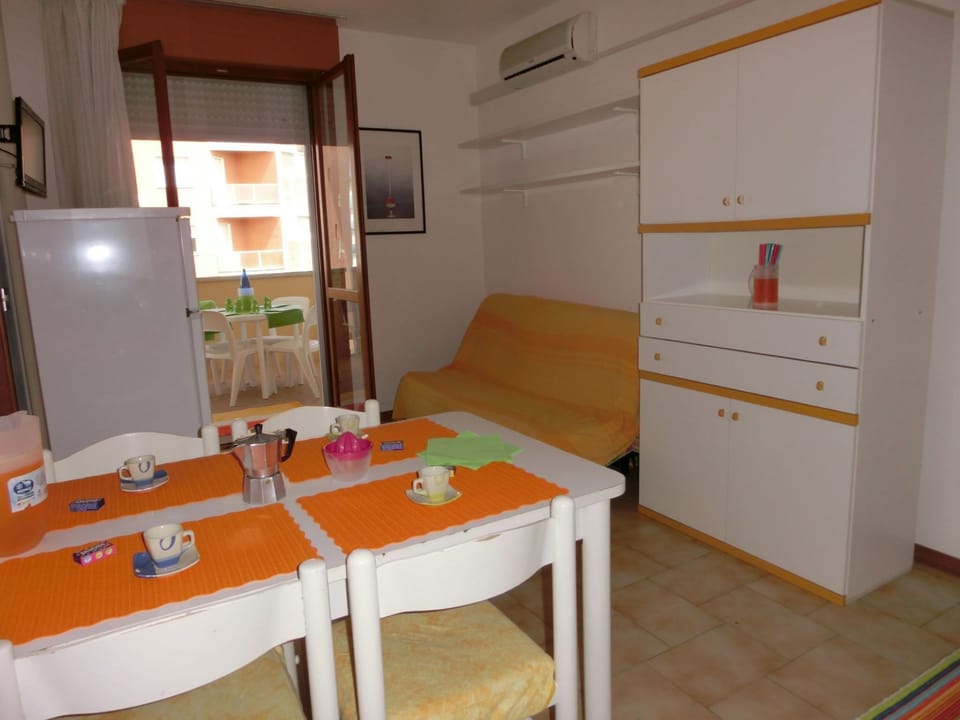 Apartment, 1 Bedroom, Balcony, Ocean View | Living area
