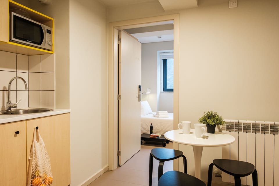 Single room with shared kitchen | Minibar, laptop workspace, free WiFi, bed sheets